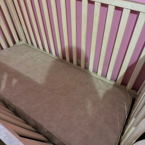 Cuna Convertible de Madera: Cama, Sillón y Escritorio con Colchón - imagen 3