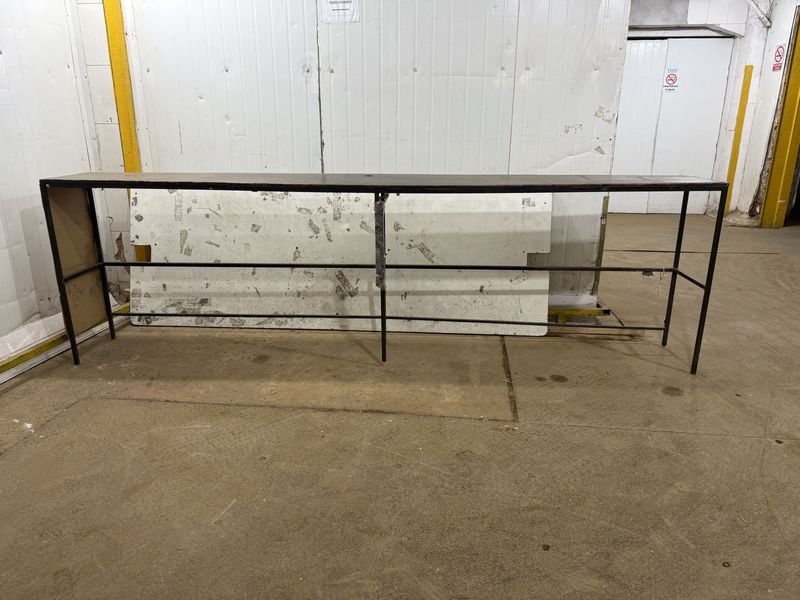 Barra Larga Estructura Hierro y Tabla Oscura