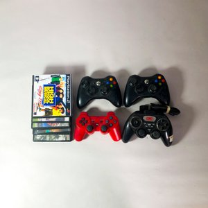 Lote anterior: Lote de 11 piezas: 4 Joysticks y 7 Videojuegos para Consola