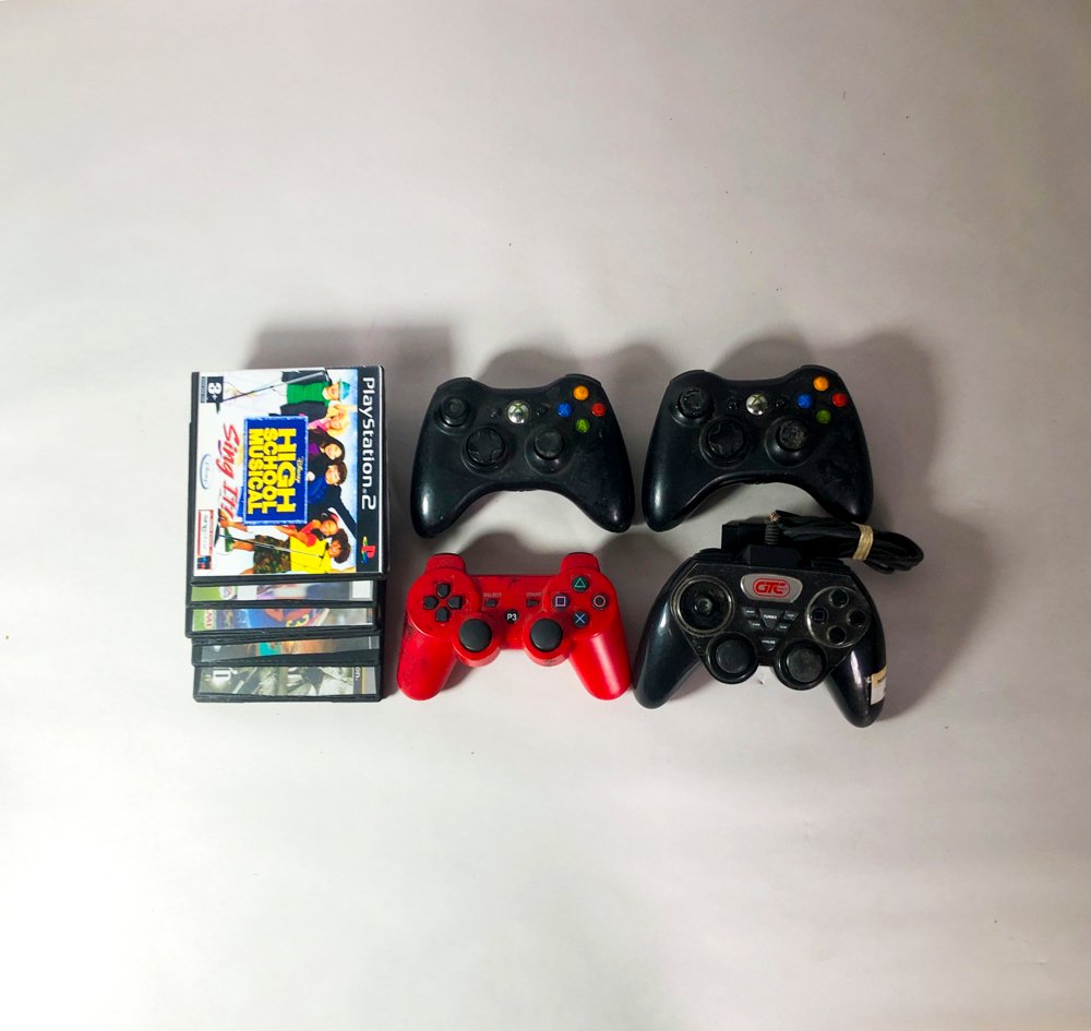 Lote de 11 piezas: 4 Joysticks y 7 Videojuegos para Consola