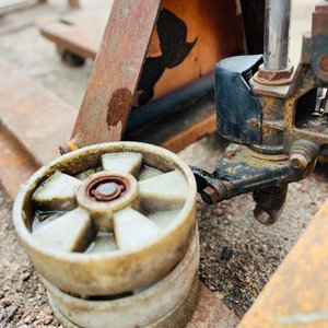 2 Paleteras Hidráulicas Levanta Carga 2500kg con Detalles - imagen 3
