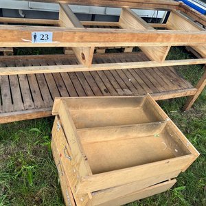 Mesa de Trabajo Robusta de Madera con Cajones y Estantes - imagen 5