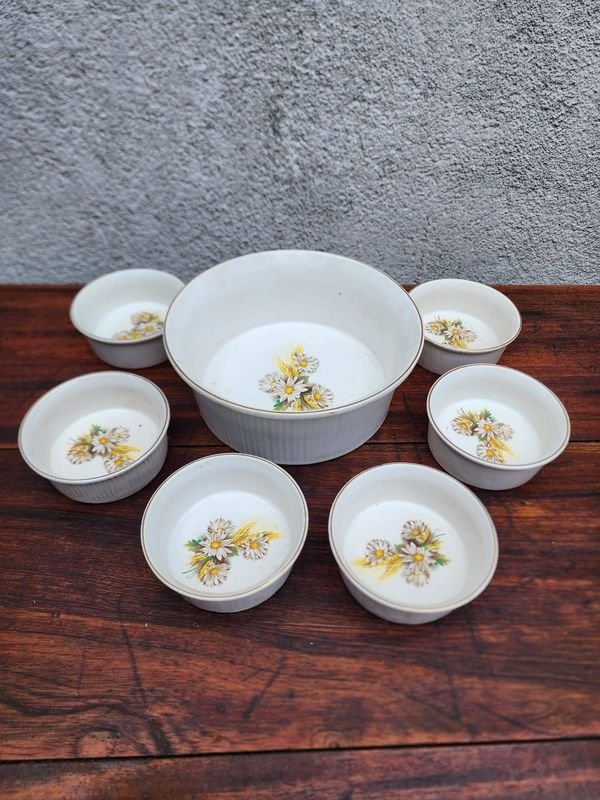 Juego de Loza Blanca con Flores: Bol Grande y 6 Pocillos