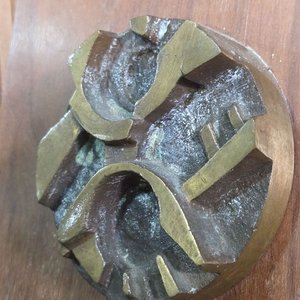 Escultura de Bronce sobre Madera de Roberto Umansky Firmada y Fechada '81 - imagen 4