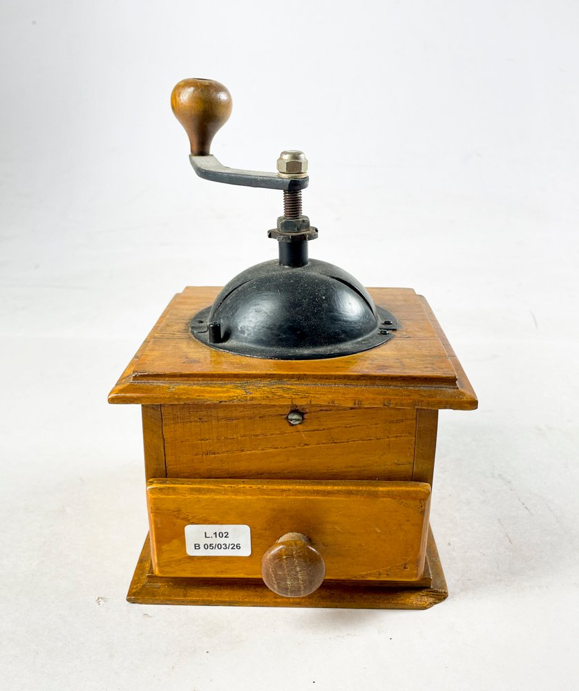 Lote siguiente: Molinillo para café en madera