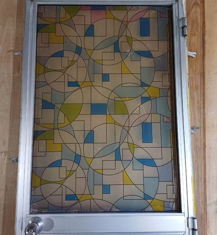 Ventana con marco de aluminio y vidrio con patrón geométrico - imagen 2
