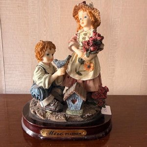 Figura Decorativa Pareja de Niños Campesinos con Pájaros y Flores - imagen 4