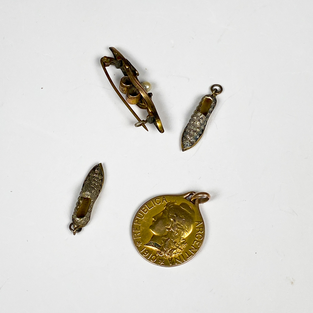 Cuatro piezas de joyería vintage con diseño floral y detalles en metal