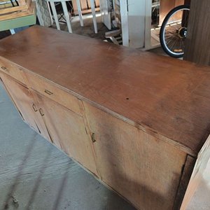 Cómoda o bargueño de madera con detalle en enchapado - imagen 4