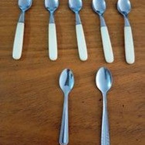 Lote siguiente: Conjunto de 6 Cucharas de Té con Mango de Plástico y Metal