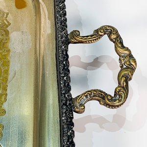 Bandeja Rectangular de Metal con Bordes Labrados y Asas Decorativas - imagen 4