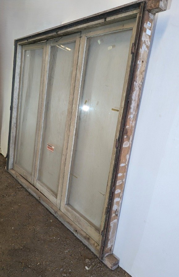 Ventana antigua con 3 hojas batientes en cedro y fallebas - imagen 9