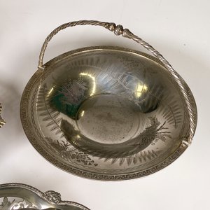 Tres Centros de Mesa Metálicos con Asas, Uno Mappin Webb - imagen 4