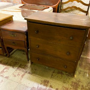 Lote anterior: Cajonera de madera antigua con mesita de luz