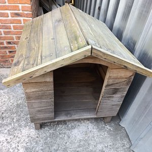 Cucha de Madera Maciza para Mascota con Techo a Dos Aguas - imagen 4