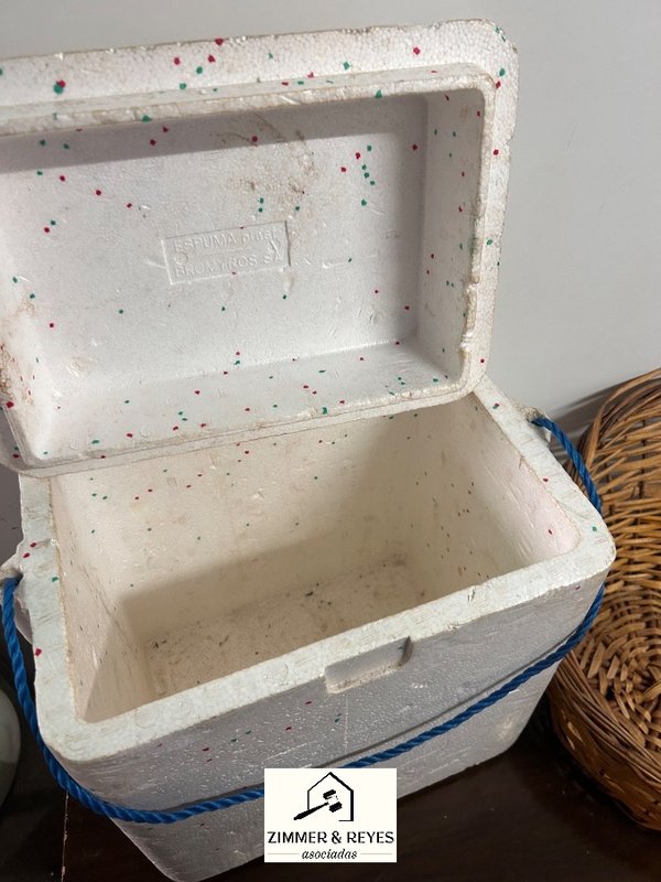 Canasta de Mimbre y Heladerita de Espuma Blanca
