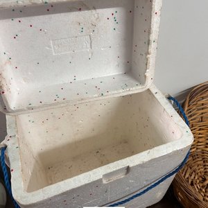 Lote anterior: Canasta de Mimbre y Heladerita de Espuma Blanca