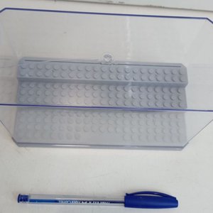 Exhibidor Acrílico Transparente para Modelos con Base Gris y Rajadura - imagen 2