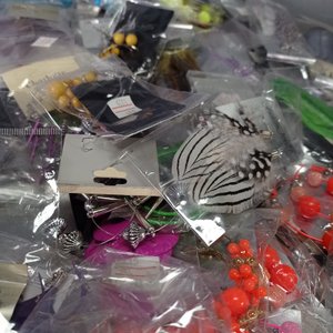 Lote de 100 Pares de Caracolas y Bijouterie Variada - imagen 3