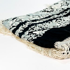 Mantón Negro y Blanco con Flecos y Diseño Floral Bordado - imagen 2