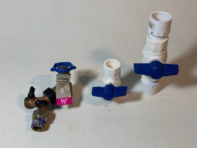 Lote de Canillas: Bronce y PVC con Válvulas Azules