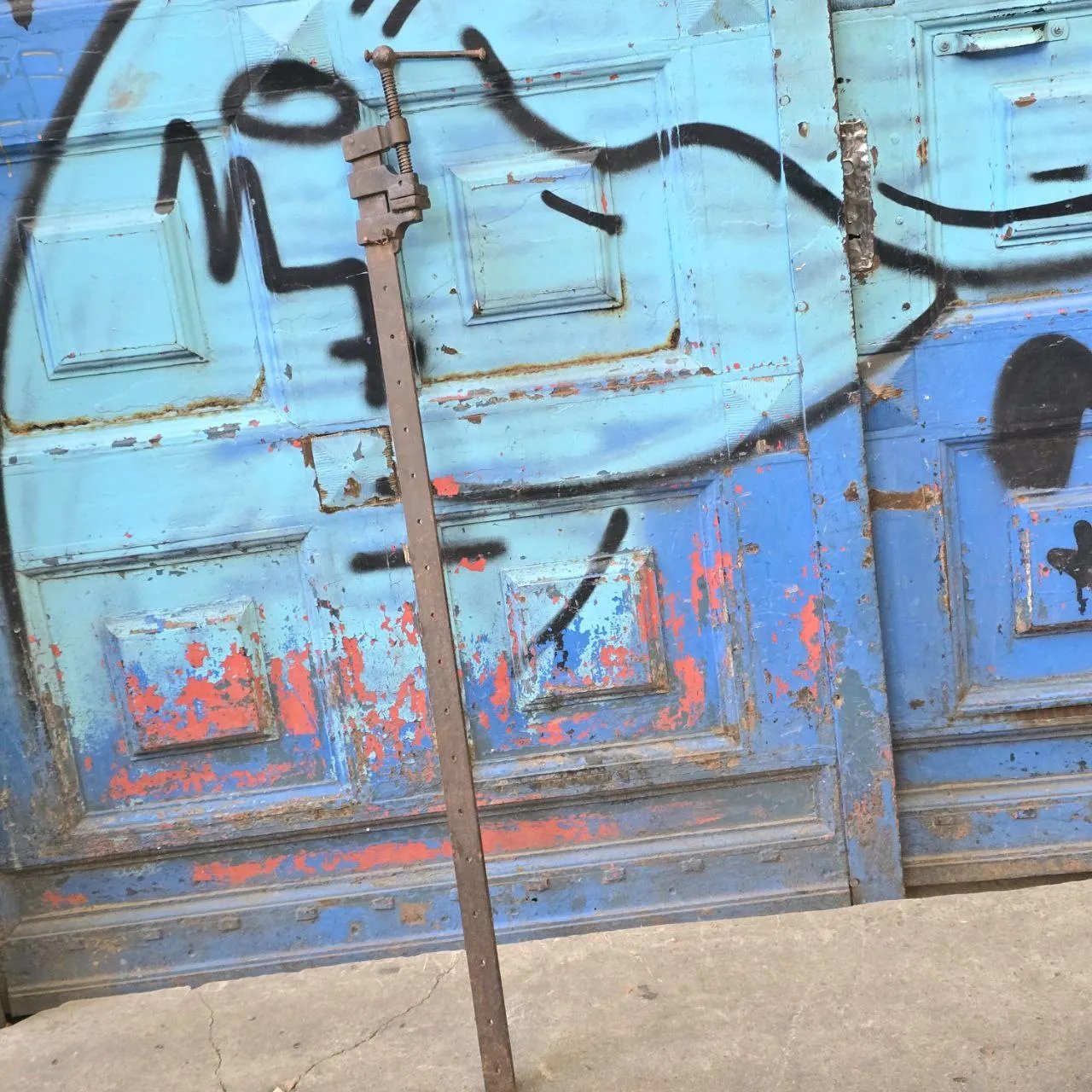 Puerta con grafiti y accesorios de metal - imagen 2