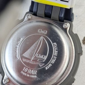 Reloj Pulsera Digital Q&Q Negro con Brújula y Resistencia al Agua 10 Bar - imagen 3