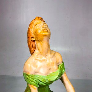 Figura de Dama Sentada con Vestido Verde - 35 cm - imagen 3