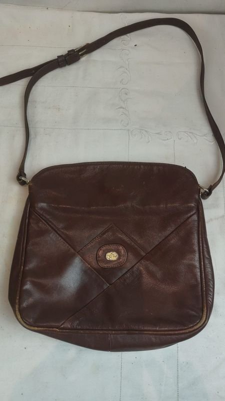 Cartera bandolera de cuero marrón con accesorios - imagen 2