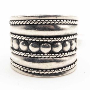 Lote siguiente: Anillo de Plata Labrada con Diseño de Cuerda y Bolas
