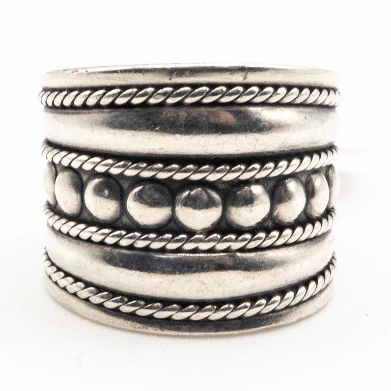 Anillo de Plata Labrada con Diseño de Cuerda y Bolas