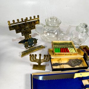 Lote de Artículos Varios: Menorá, Jarros de Vidrio, Cuchillos y Accesorios - imagen 5