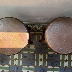 Par de Banquetas Altas de Madera Oscura - imagen 7
