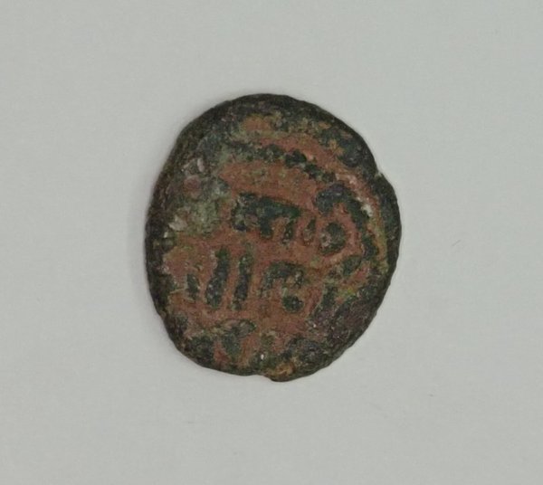 Moneda Islámica Medieval de Bronce del Califato Omeya (1.8g)