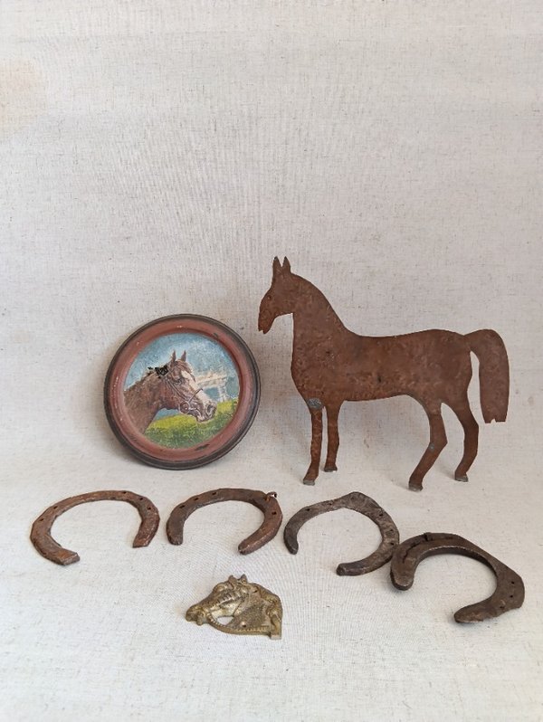 Figura de caballo en lamina de cobre, herraduras y varios - imagen 2