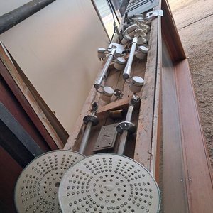 Lote siguiente: Lote de Grifería y Accesorios de Baño Blancos y Cromados