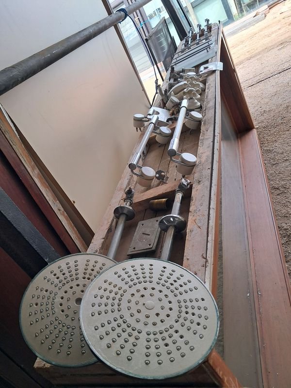 Lote de Grifería y Accesorios de Baño Blancos y Cromados