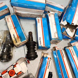 Lote de 23 Cajas de Repuestos Automotrices: Ejes, Piñones y Más - imagen 5