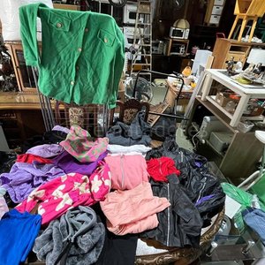 Lote siguiente: Lote de Ropa y Muebles Varios