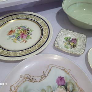 Lote de Porcelana Variada: Platos Decorativos, Ensaladera y Jarrita - imagen 7