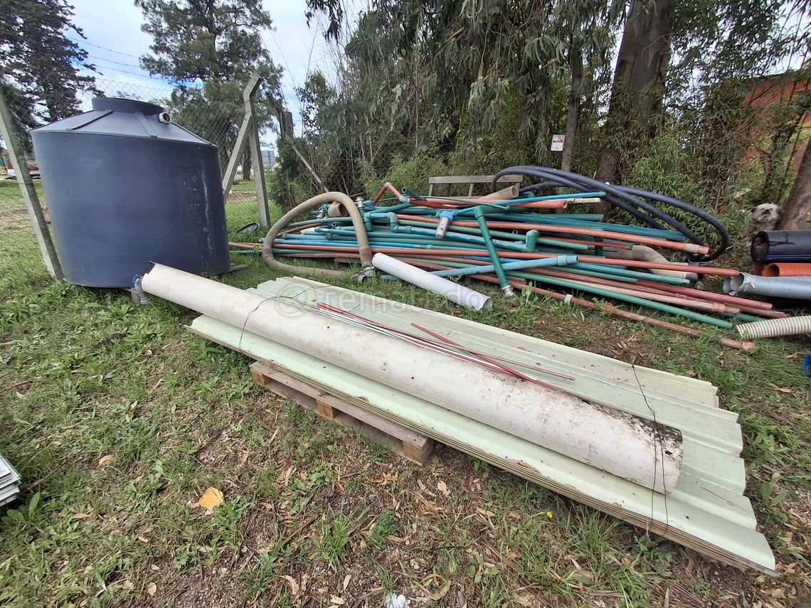 Lote de Tuberías, Mangueras y Tanque de Agua