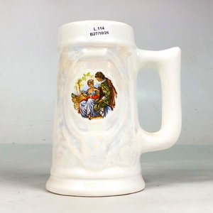 Jarra de Cerveza de Porcelana Blanca con Monograma y Escena Romántica - imagen 2