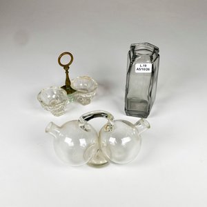 Tres piezas de vidrio, salerito, vinagrera y aceitera - imagen 2