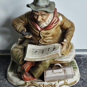 Figura de Porcelana Biscuit: Hombre Mayor Leyendo Partitura - imagen 4