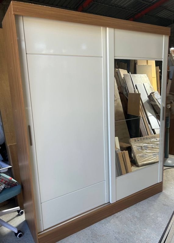 Lote siguiente: Gabinete de Dos Puertas con Espejo y Madera