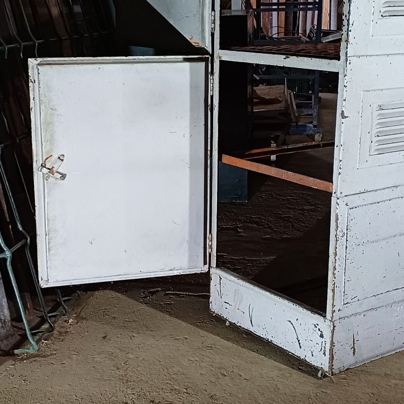 Armario bajo escalera de hierro: Mueble práctico y estético - imagen 7