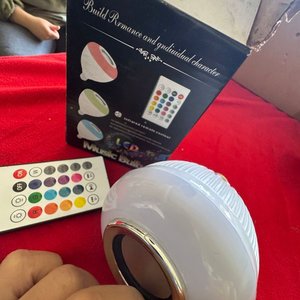 Lote siguiente: Parlante Bombita LED con Bluetooth y Control Remoto