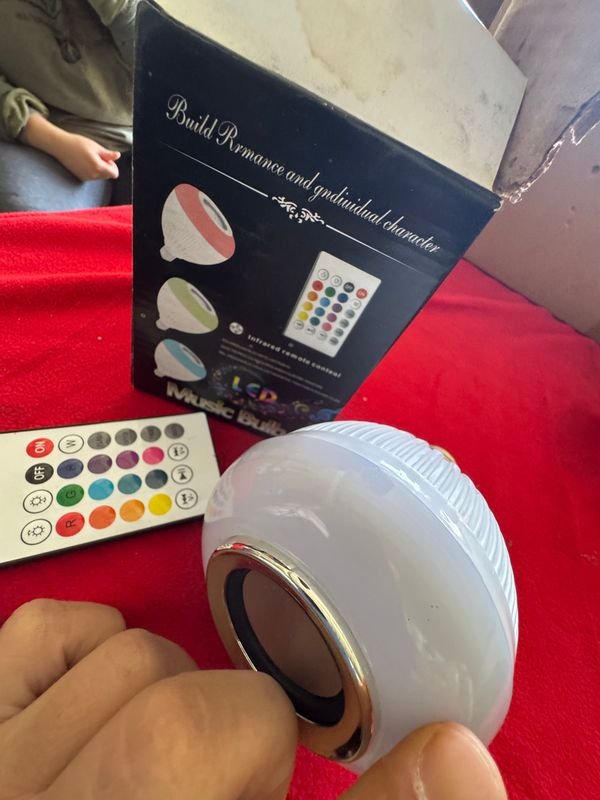 Parlante Bombita LED con Bluetooth y Control Remoto