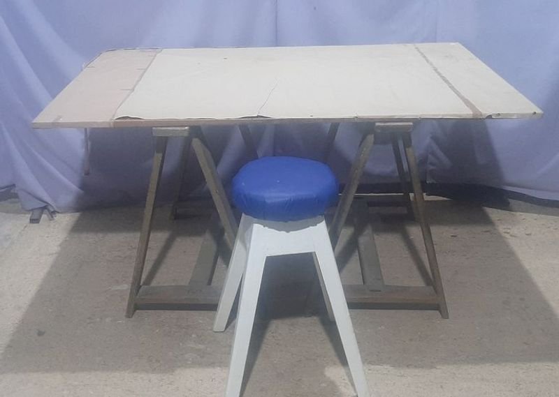 Lote siguiente: Tablón de madera y banco asiento tapizado en buen estado