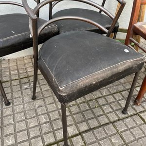 Catre Plegable de Aluminio con 3 Sillas de Hierro y Cuerina, Banqueta y Matera - imagen 6